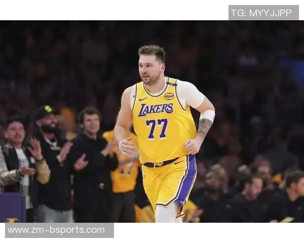 詹姆斯本赛季表现低迷球权到手立刻传给东契奇 詹姆斯本赛季表现低迷球权到手立刻传给东契奇