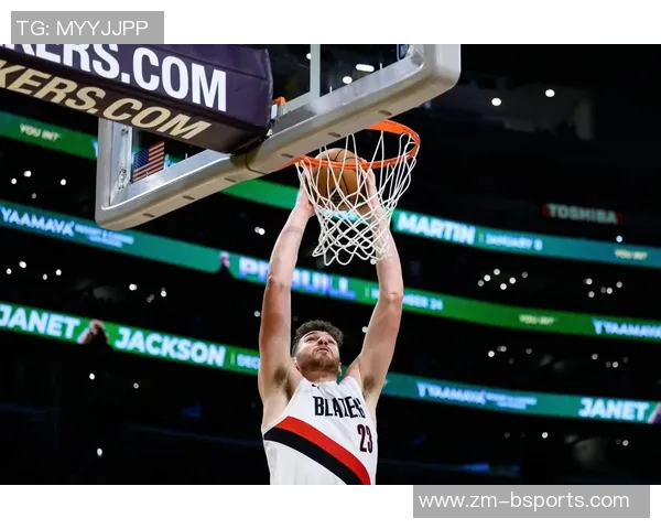 克林根在比赛中受伤手臂不适开拓者媒体人希望只是轻伤无大碍